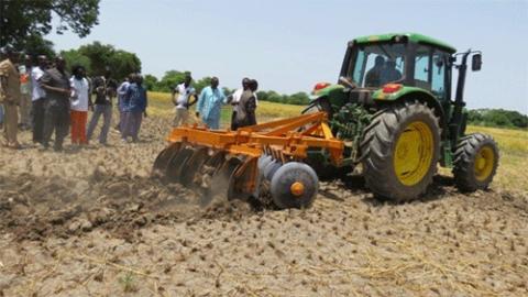 Un tracteur en plein labourage. Crédit photo : Sources Un tracteur en plein labourage. Crédit photo : Sources