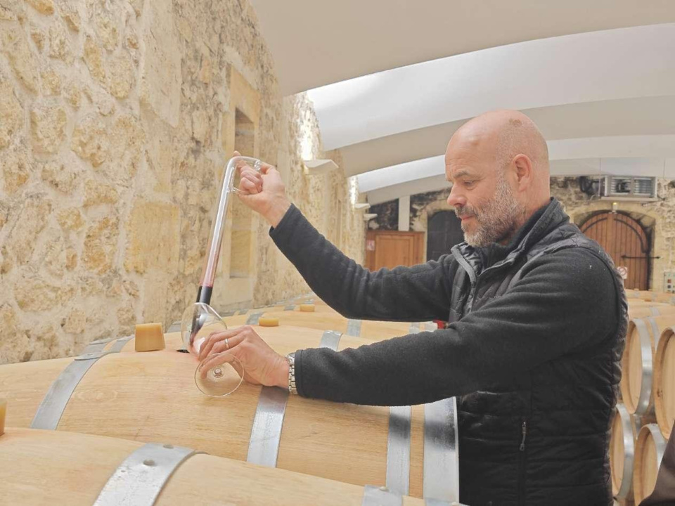 Chief winemaker of the Bordeaux branch of Les Grands Chais de France tastes wine in a winery. (Photo by Xing Xue/People's Daily)