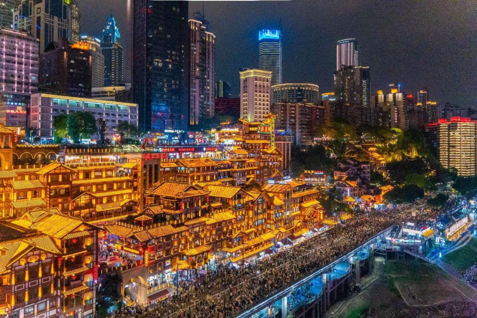 Photo taken on May 3, 2024 shows the crowded Hongyadong scenic area in southwest China's Chongqing municipality. (Photo by Li Hongbo/People's Daily Online)