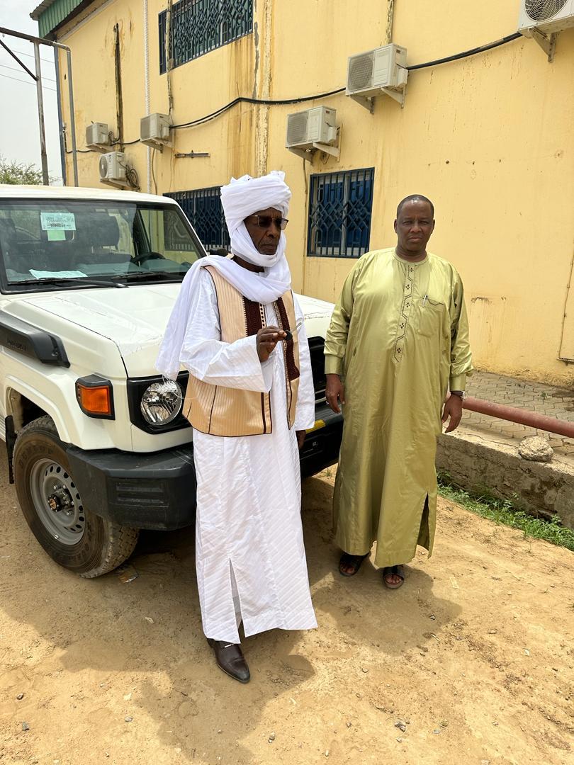 Tchad : l'opérateur économique Mahamat Lony offre un véhicule neuf au chef de canton Gourma