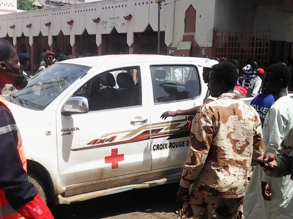 Un véhicule de la croix-rouge lors de l'attentat kamikaze du 11 juillet à la porte sud du grand marché de N'Djamena. Alwihda Info/D.W.W.