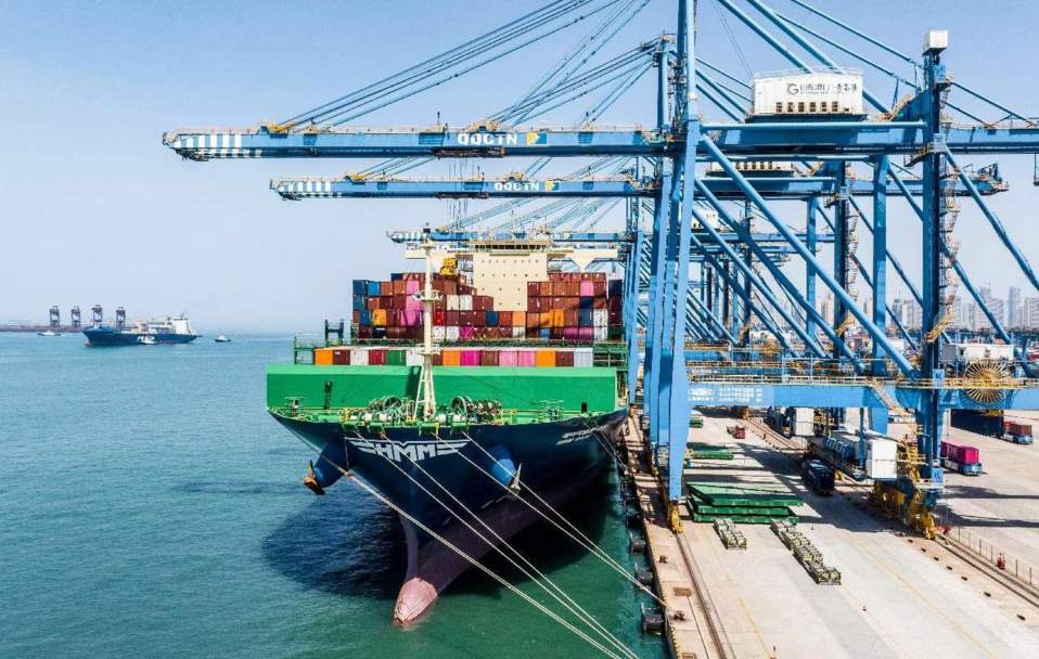 Automation and intelligent technologies applied at ports are providing greater space for the development of the AEO program. Photo shows unmanned cranes loading containers onto a container vessel at an automated terminal of the Qingdao port in east China's Shandong province. (Photo by Han Jiajun/People's Daily Online)