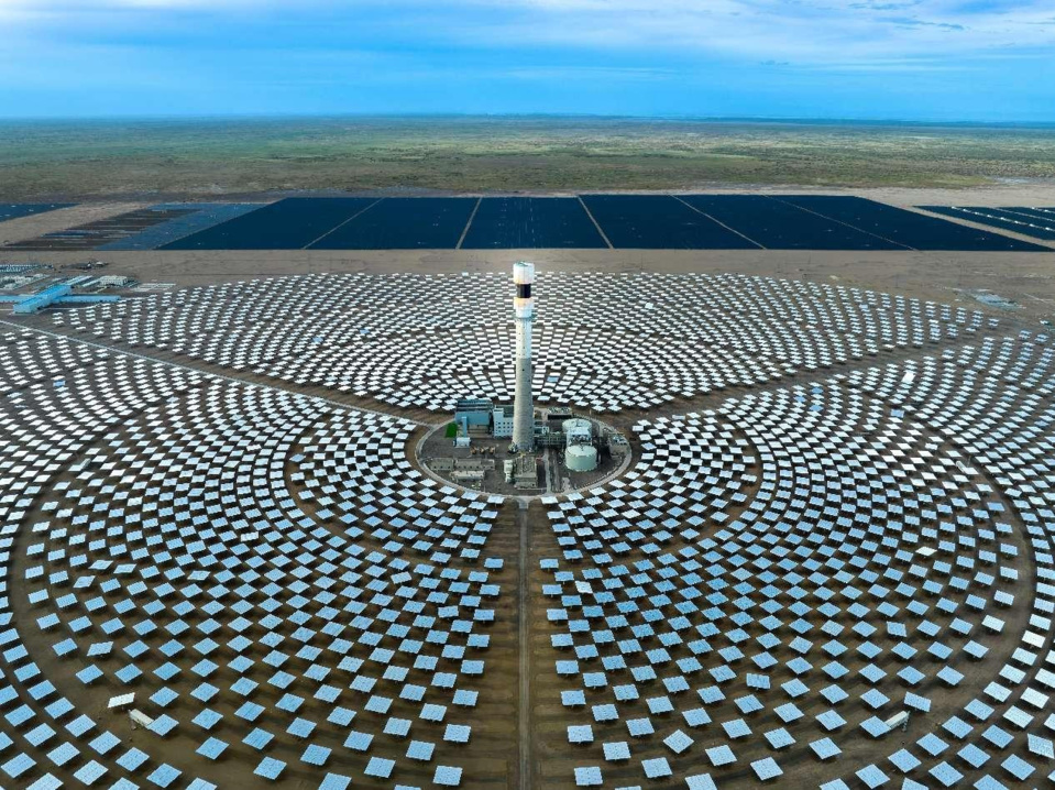 Photo shows solar modules at a photovoltaic power industrial park in Golmud city, northwest China's Qinghai province. (Photo by Luo Xianyang/People's Daily Online)