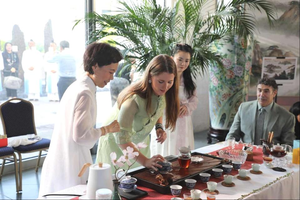 Guests experience Chinese tea culture and the charm of China's Hubei province at the "Tea for Harmony: Yaji Cultural Salon" in Washington, co-hosted by the Chinese Embassy in the United States, the Hubei Provincial Department of Culture and Tourism and Washington-based Museum of Chinese in America, May 21. (Photo by Li Zhiwei/People's Daily)