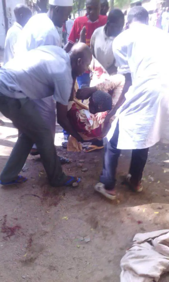 Les premiers secours aux victimes des attentats de Maroua, au Cameroun. Crédit photo : Sources