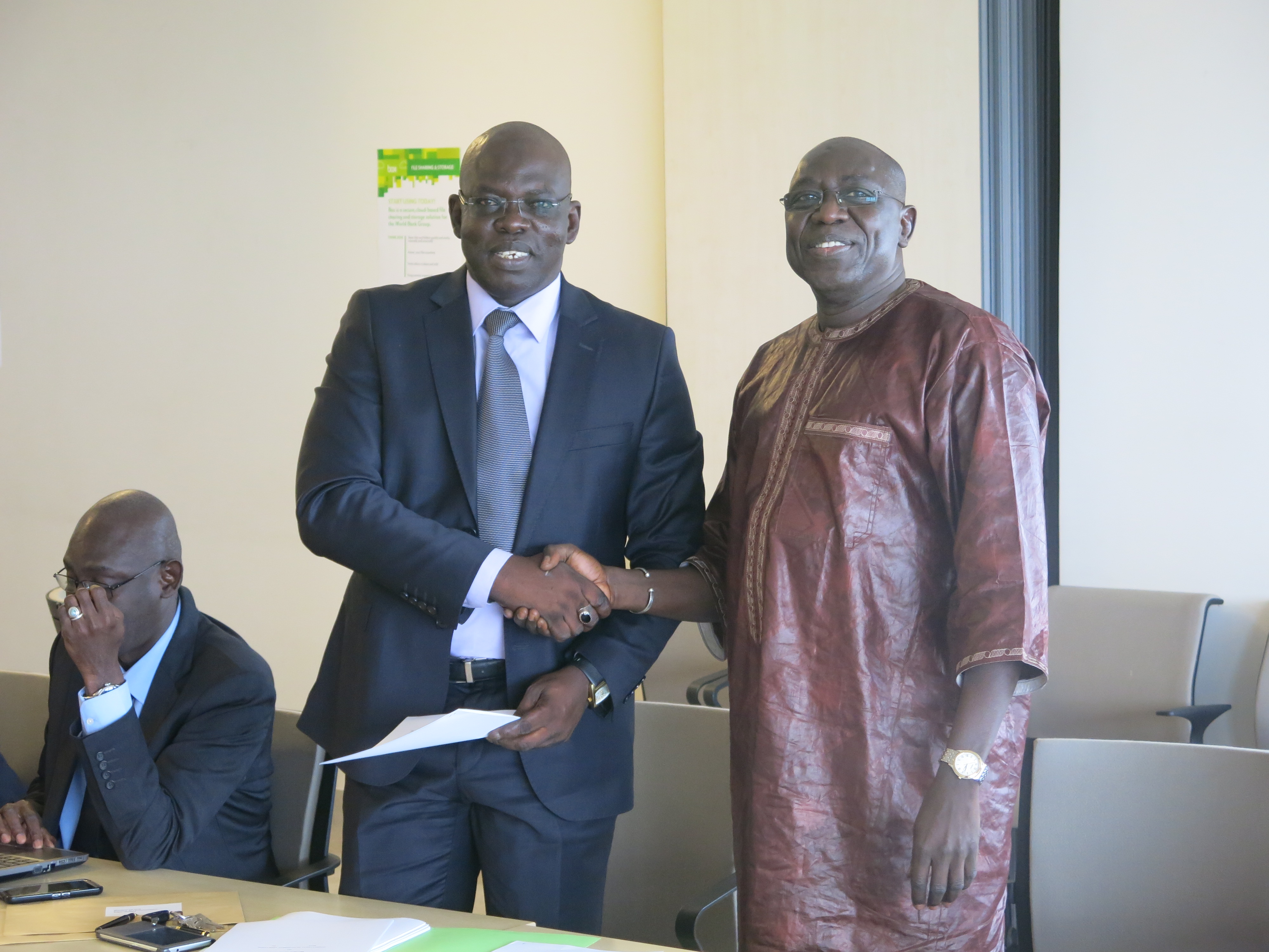 Abdoulaye Dieng (cravate), Directeur de la DCEF pour le Senegal , et Matar Fall, pour  la Banque mondiale, qui ont mené les négociations avant l ’approbation du Conseil d’administration de la BM.