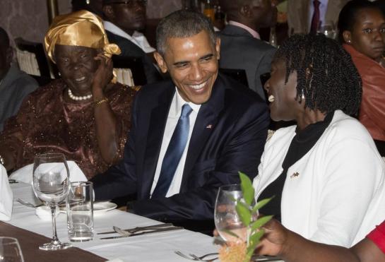 A  Nairobi, Barack Obama a diné vendredi avec Mama Sarah, avec qui le président n'a pas de liens de sang mais qu'il considère comme sa «grand-mère» et sa demi-sœur Auma Obama. (AFP/ SAUL LOEB.)