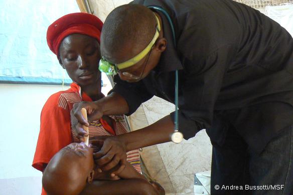 Unité de traitement du paludisme MSF à l'hôpital de Moïssala, Tchad. Consultation à l'admission au service de soins intensifs. © Andrea Bussotti/MSF