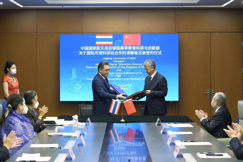 The China National Space Administration and the Ministry of Higher Education, Science, Research and Innovation of Thailand sign memorandums of understanding (MoUs) in Beijing on the exploration and peaceful use of outer space and on the cooperation for the International Lunar Research Station (ILRS), April 5. (Photos from the official website of the China National Space Administration)