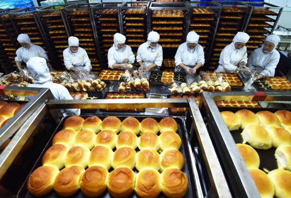 "Zixi Bread" products are packed in a workshop in Shaoxing, east China's Zhejiang province. (Photo by Wu Zhigui/People's Daily Online)