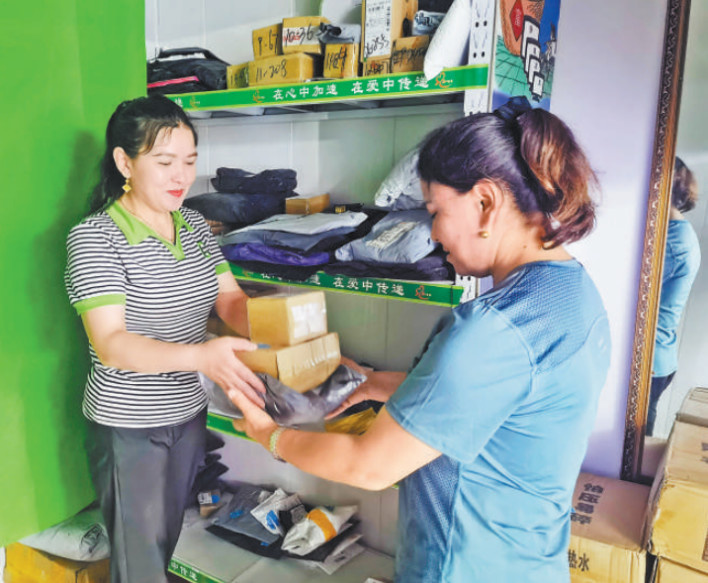 Seytnisa Mamat (right) picks up parcels at a courier station. (Photo provided by the postal administration of Kashgar, Xinjiang Uygur autonomous region) Seytnisa Mamat (right) picks up parcels at a courier station. (Photo provided by the postal administration of Kashgar, Xinjiang Uygur autonomous region)
