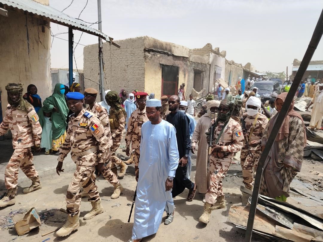 Tchad : Le Gouverneur du Kanem au chevet des commerçants sinistrés du marché de Mao après l'incendie dévastateur Tchad : Le Gouverneur du Kanem au chevet des commerçants sinistrés du marché de Mao après l'incendie dévastateur