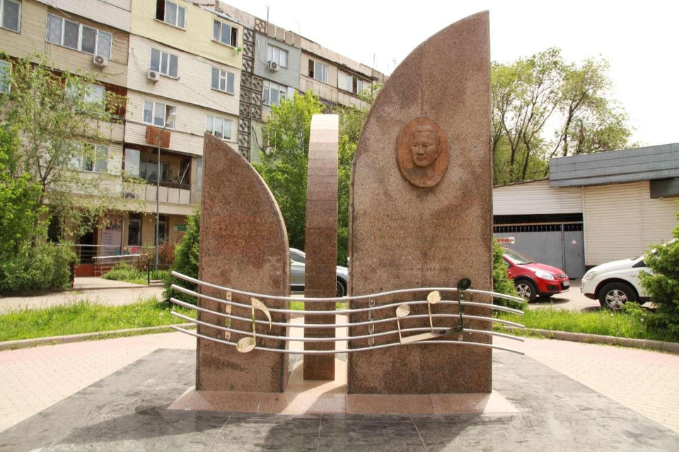 Photo shows a monument commemorating Chinese composer Xian Xinghai on Xian Xinghai Boulevard in Almaty, Kazakhstan. (Photo by Qu Song/People's Daily) Photo shows a monument commemorating Chinese composer Xian Xinghai on Xian Xinghai Boulevard in Almaty, Kazakhstan. (Photo by Qu Song/People's Daily)