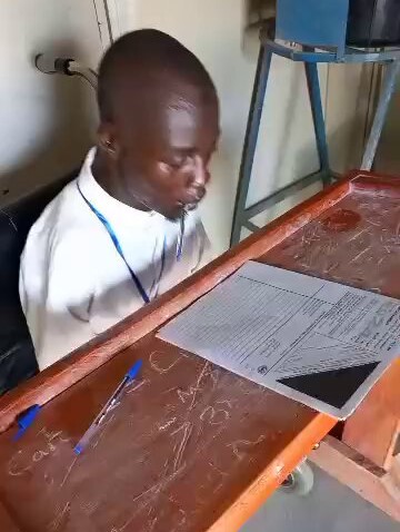 Tchad – Bac 2024 : Un candidat handicapé au baccalauréat inspire par sa détermination et ses aptitudes extraordinaires Tchad – Bac 2024 : Un candidat handicapé au baccalauréat inspire par sa détermination et ses aptitudes extraordinaires