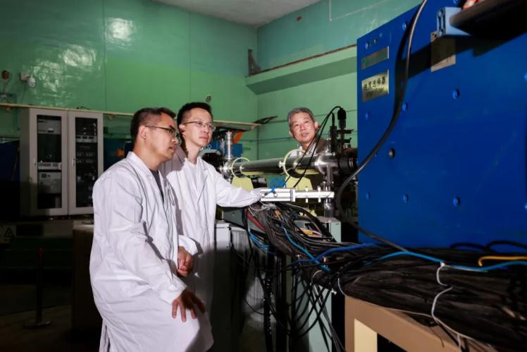 Researchers conduct experiments with lunar samples. (Photo provided by China National Nuclear Corporation)