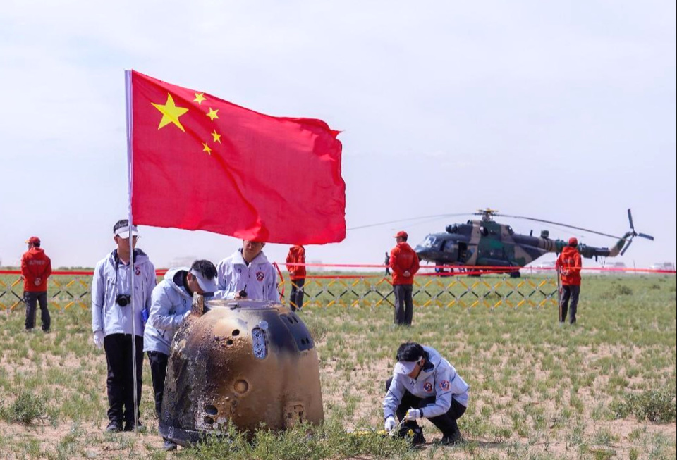 The return capsule of the Chang'e-6 probe touches down on Earth in Siziwang Banner, north China's Inner Mongolia autonomous region, June 25, 2024. (Photo by Wang Xiaobo/People's Daily Online)