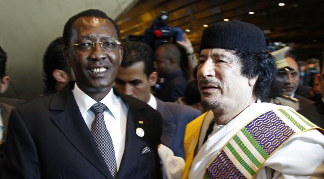 Idriss Déby (gauche) et Kadhafi. Crédit Reuters