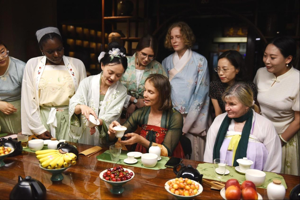 Foreigners experience Chinese tea culture in a teahouse in Rizhao, east China's Shandong province. (Photo by Fang Dehua/People's Daily Online)