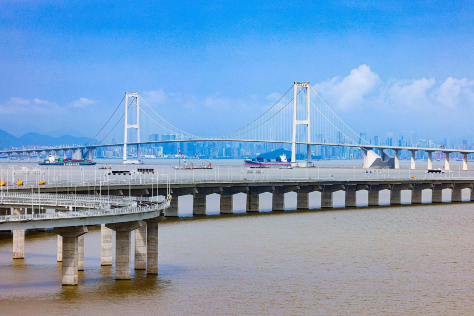 Photo shows the Shenzhen-Zhongshan Bridge of the Shenzhen-Zhongshan Link. (Photo by Zhang Wujun/People's Daily)