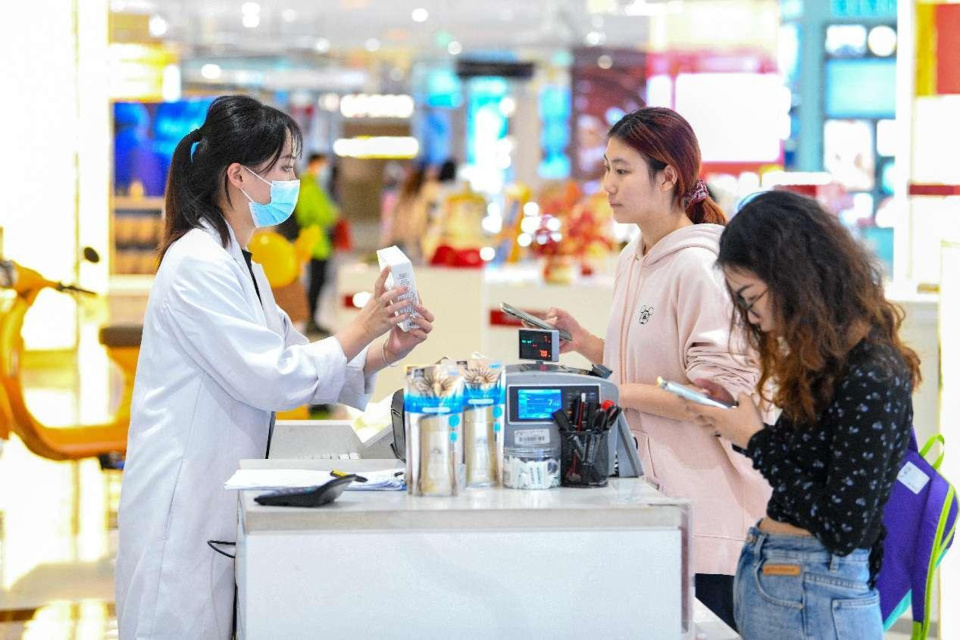 People shop in a duty-free shop in Haikou, south China's Hainan province. (Photo by Su Bikun/People's Daily Online)