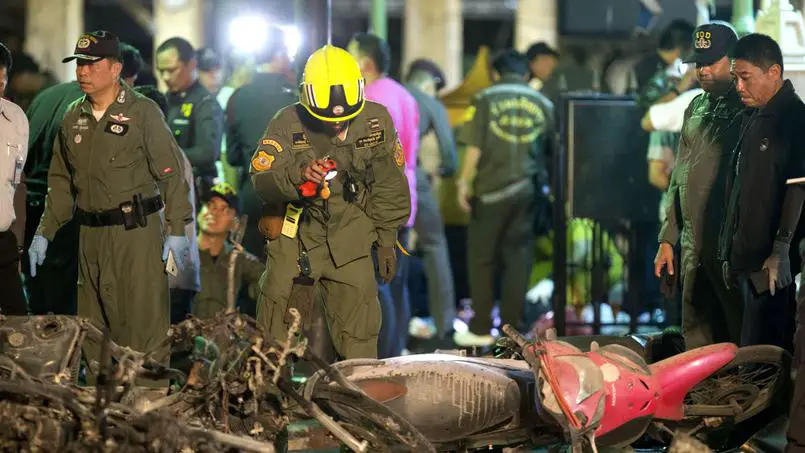 La police mène l'enquête après l'attentat qui a fait au moins 21 morts lundi à Bangkok. Crédit photo: Mark Baker/AFP