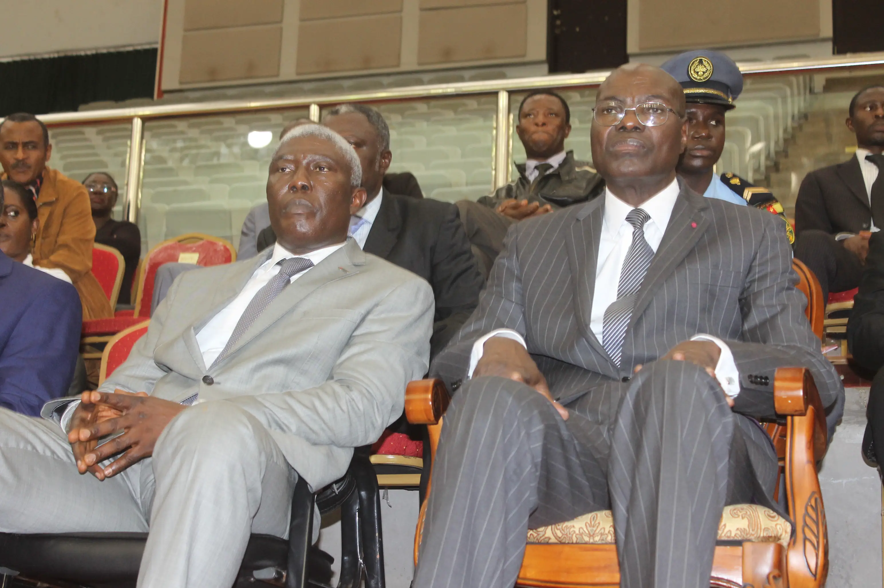 Me François Mbassi (à gauche) et le ministre camerounais des Sports et l'Education physique Adoum Garoua au Palais des Sports de Yaoundé.