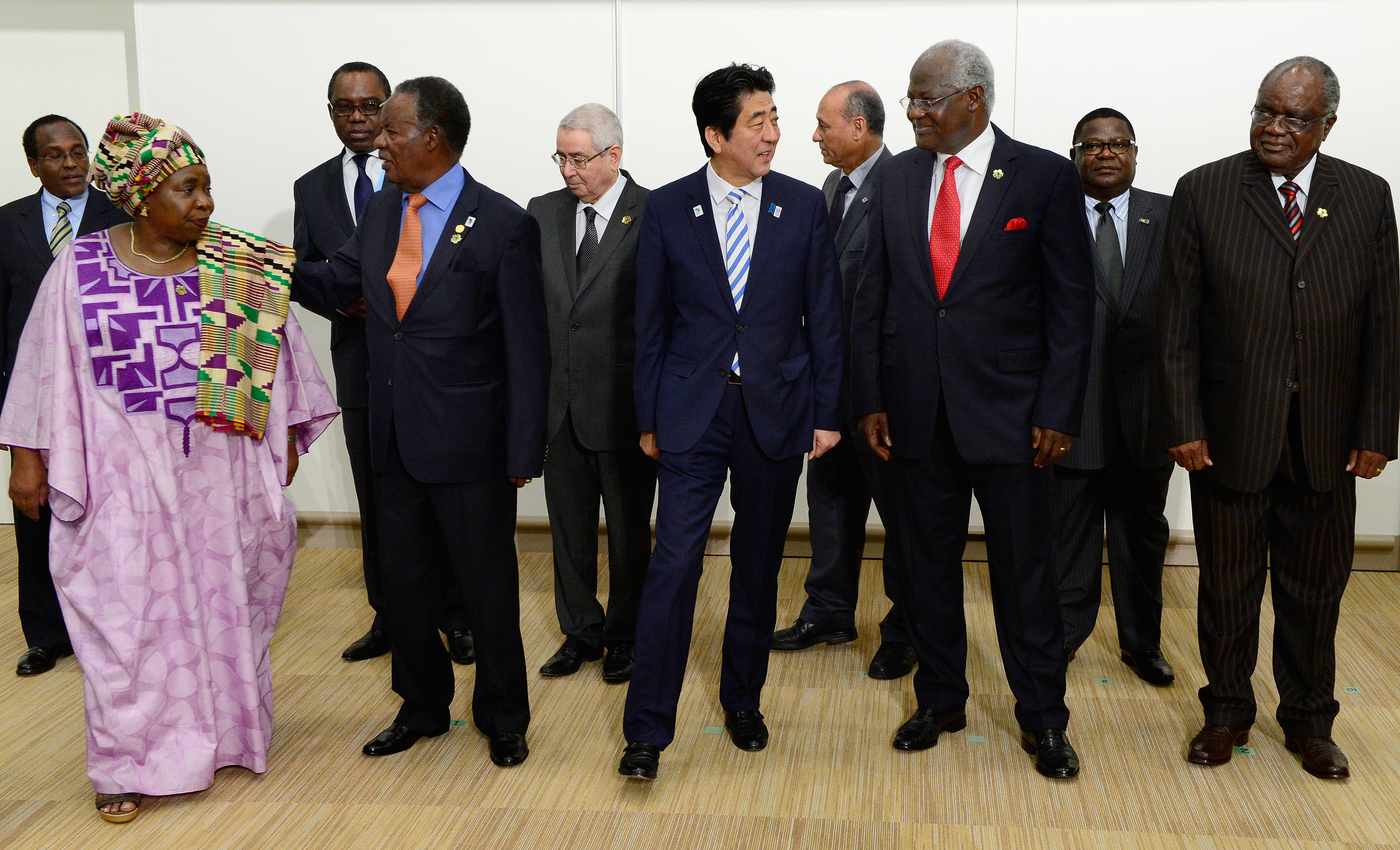 Le Premier Ministre du Japon Shinzo Abe (Devant) avec Le Chef de l'Etat Sierra-Léonais, Président Ernest Bai Koroma (Devant à droite), Le Président de la Commission de l'Union Africaine Nkosazana Dlamini-Zuma (Devant à gauche) ainsi que d'autres représentants de divers pays africains avant le sommet Afrique-Japon sur la réforme du Conseil de Sécurité des Nations Unies lors de la Tokyo International Conference on African Development (TICAD) à Yokohama, le 3 juin 2013. AFP PHOTO / Toru YAMANAKA