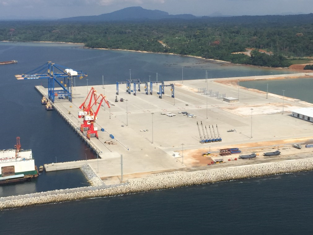 Une vue aérienne du port en eau profonde de Kribi. Une vue aérienne du port en eau profonde de Kribi.