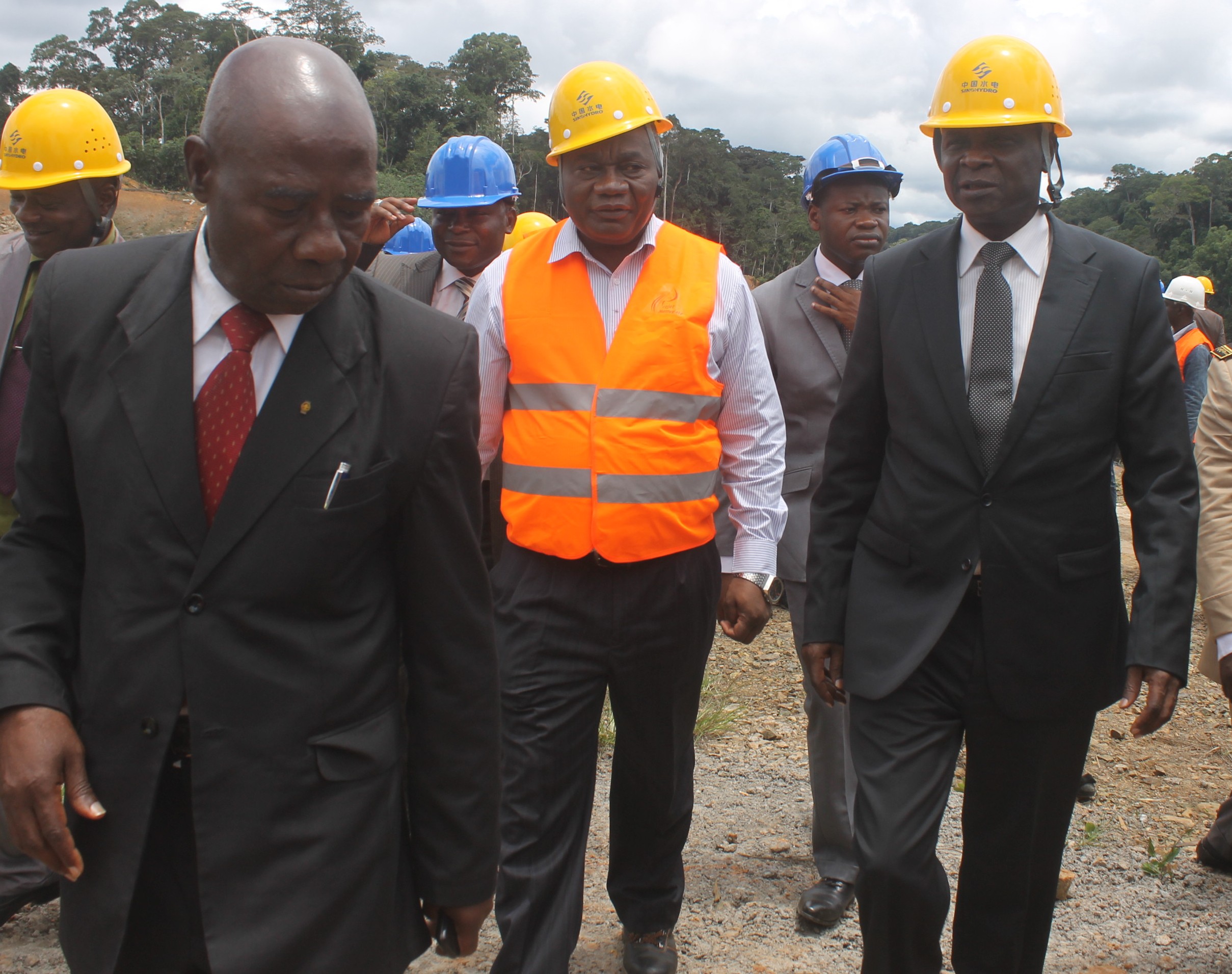 Le ministre Zacharie Perevet (à droite), en compagnie du directeur du  projet Memve'ele, le Dr Dieudonné Bisso.