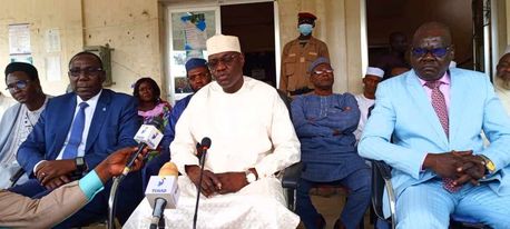 Tchad : le ministre de la Fonction publique honoré par le personnel de son ministère Tchad : le ministre de la Fonction publique honoré par le personnel de son ministère