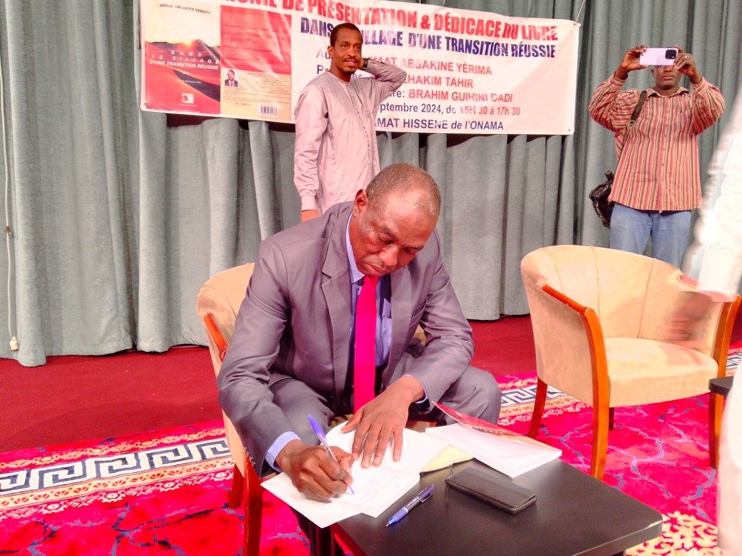 Tchad : Ahmat Absakine Yérima Présente son Livre "Dans le Sillage d'une Transition Réussie" Tchad : Ahmat Absakine Yérima Présente son Livre "Dans le Sillage d'une Transition Réussie"