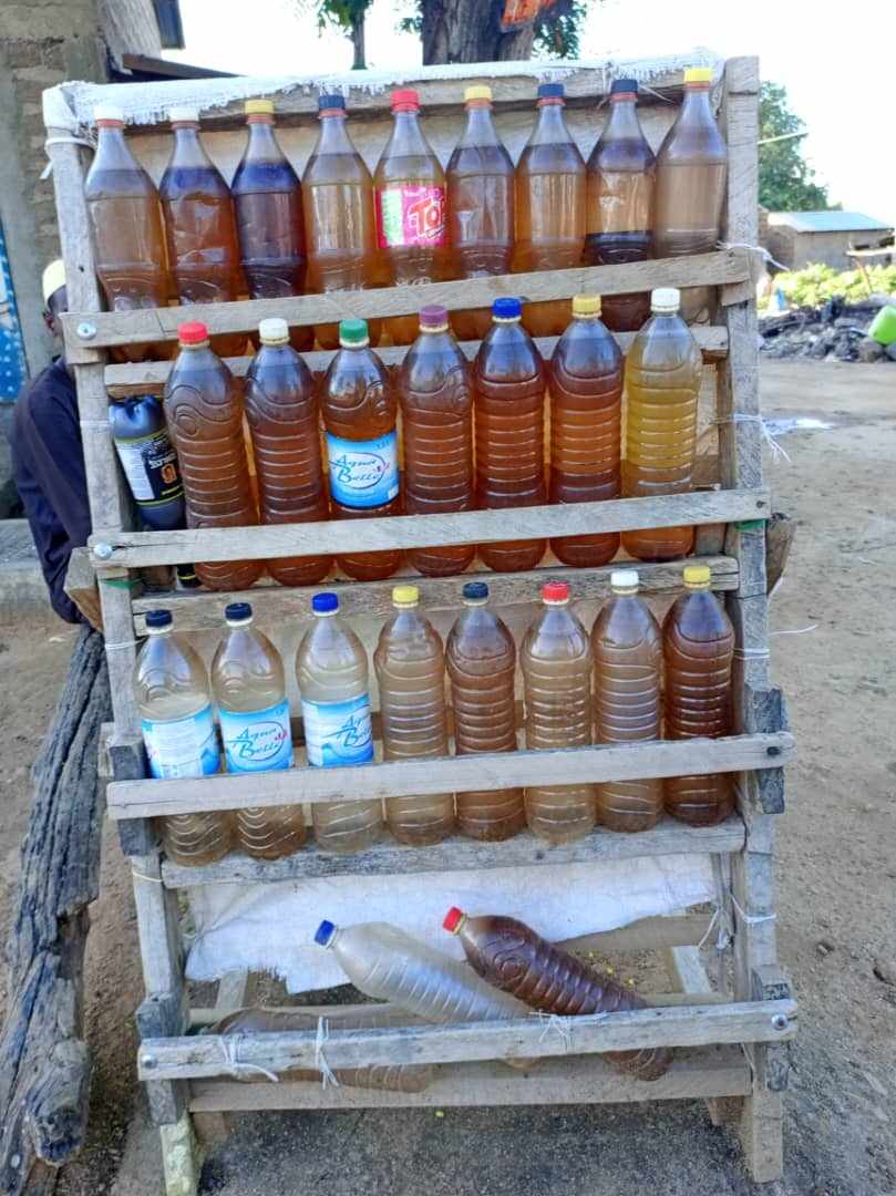 La vente du carburant frelaté, malgré son interdiction, se fait à ciel ouvert. La vente du carburant frelaté, malgré son interdiction, se fait à ciel ouvert.