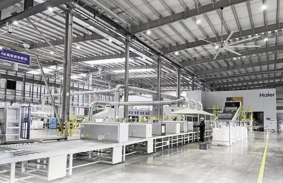 Photo shows a refrigerator production line of Chinese home appliance giant Haier. (File photo)