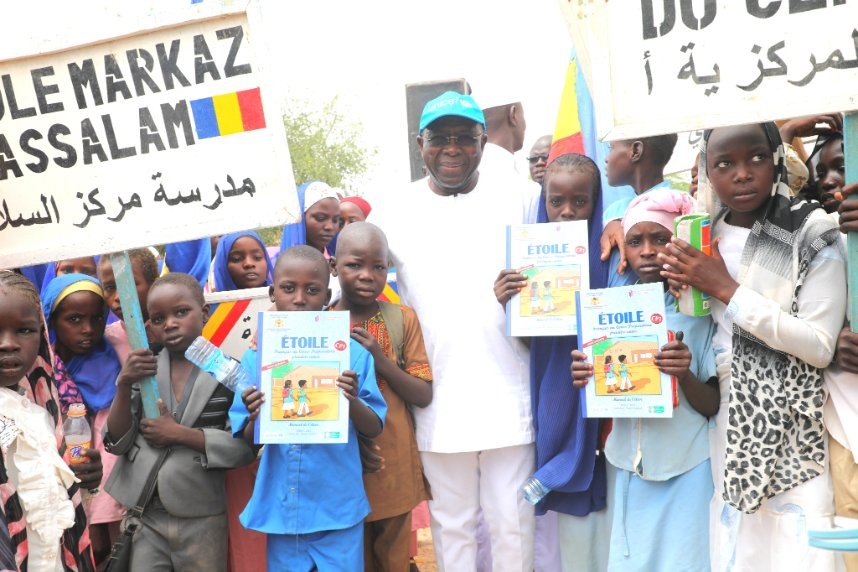 Rentrée Scolaire 2024-2025 au Tchad : UNICEF distribue des manuels scolaires pour 1,9 million d'élèves et plus de 50 000 enseignants à travers le pays Rentrée Scolaire 2024-2025 au Tchad : UNICEF distribue des manuels scolaires pour 1,9 million d'élèves et plus de 50 000 enseignants à travers le pays