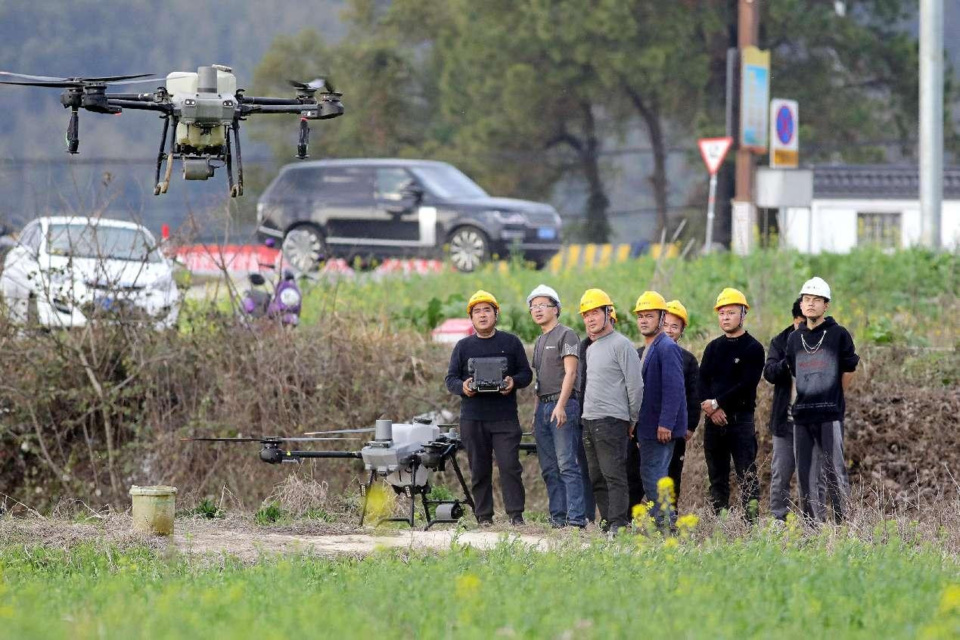 Farmers join a drone training session in Aoqiao village, Xinchang township, Yichun, east China's Jiangxi province. (Photo by He Jianlai/People's Daily Online) Farmers join a drone training session in Aoqiao village, Xinchang township, Yichun, east China's Jiangxi province. (Photo by He Jianlai/People's Daily Online)