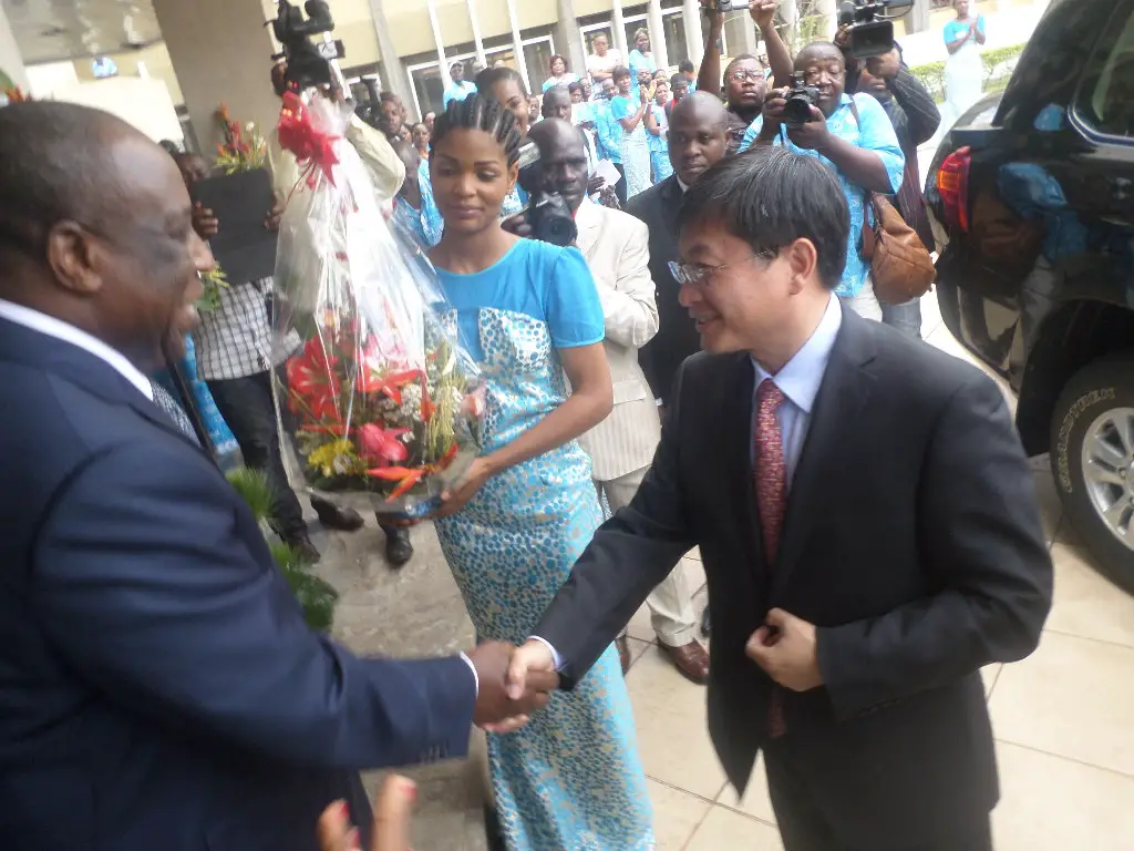 David Nkoto Emane(dg camtel) et Yimin Lu(Vice-chairman China Unicom):une poignée de main qui vaut des milliards