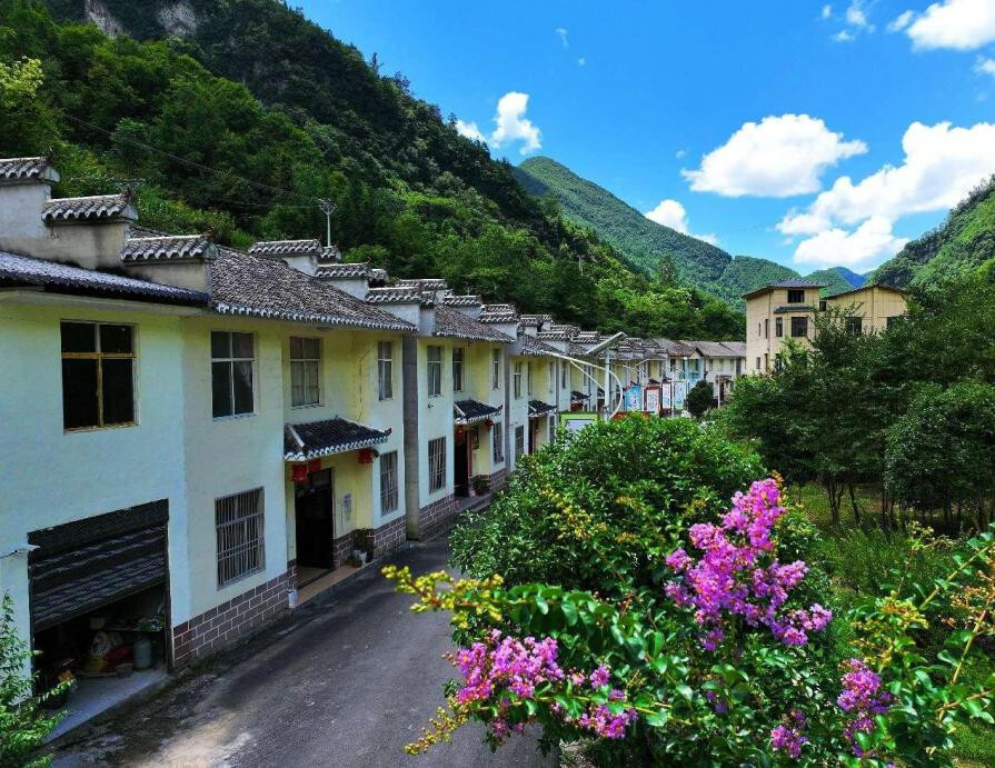 Photo shows distinctive B&B hotels in Yehuaping village, Badong county, Enshi Tujia and Miao autonomous prefecture, central China's Hubei province. (Photo by Jiao Guobin/People's Daily Online)