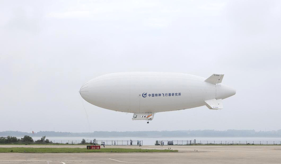 Photo shows China's first homegrown AS700 civil manned airship taking off from Zhanghe Airport in Jingmen, central China's Hubei province, August 1, 2024. (Photo by Zhang Caiyun/People's Daily Online)