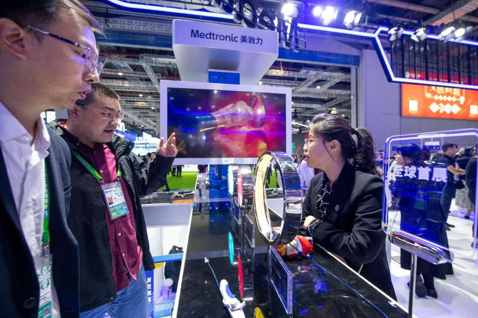 Visitors learn about a pulsed field ablation (PFA) system launched by Medtronic at the sixth China International Import Expo (CIIE), November 6, 2023. (Photo by Weng Qiyu/People's Daily Online)