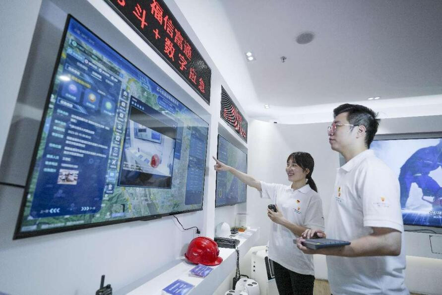 Engineers operate a BDS-enabled digital emergency response system in a tech firm in Fuzhou, southeast China's Fujian province. (Photo by Xie Guiming/People's Daily Online) Engineers operate a BDS-enabled digital emergency response system in a tech firm in Fuzhou, southeast China's Fujian province. (Photo by Xie Guiming/People's Daily Online)