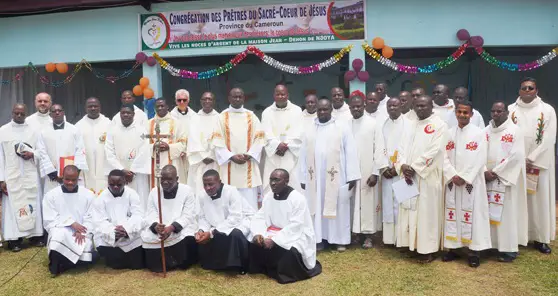 Mgr Damase Zinga Atangana (debout au centre), lors de la célébration des noces d’argent de la Maison Jean Dehon à Ngoya (près de Yaoundé) le 17 octobre 2015.