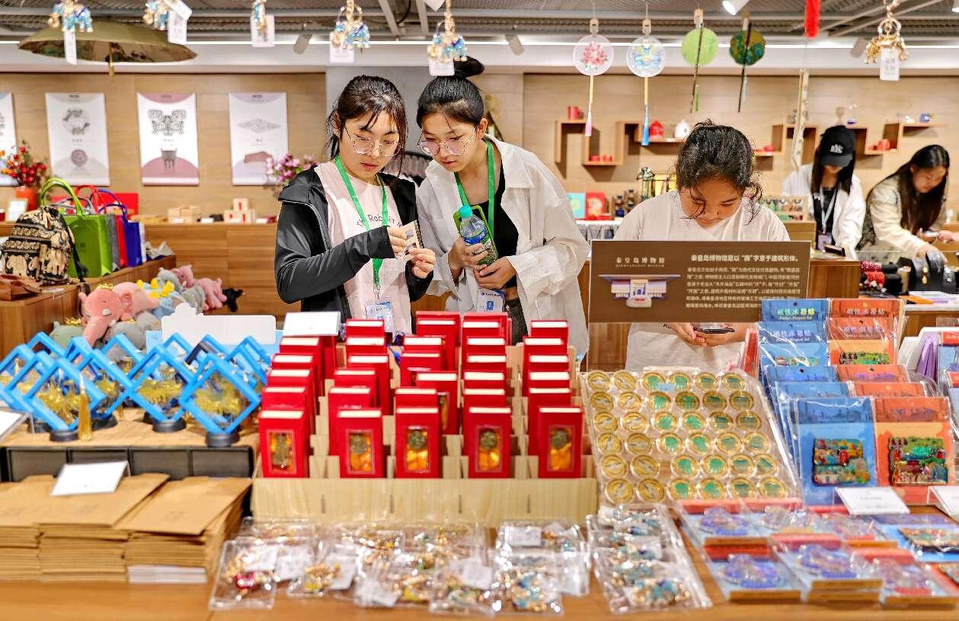 Tourists shop cultural and creative products at the Qinhuangdao Museum in north China's Hebei province. (Photo by Cao Jianxiong/People's Daily Online) Tourists shop cultural and creative products at the Qinhuangdao Museum in north China's Hebei province. (Photo by Cao Jianxiong/People's Daily Online)