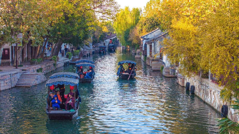 Photo taken on Dec. 8, 2024, shows tourists taking a boat on the river in Nanxun ancient town in Huzhou, east China's Zhejiang province. (Photo by Tu Xudong/People's Daily Online) Photo taken on Dec. 8, 2024, shows tourists taking a boat on the river in Nanxun ancient town in Huzhou, east China's Zhejiang province. (Photo by Tu Xudong/People's Daily Online)