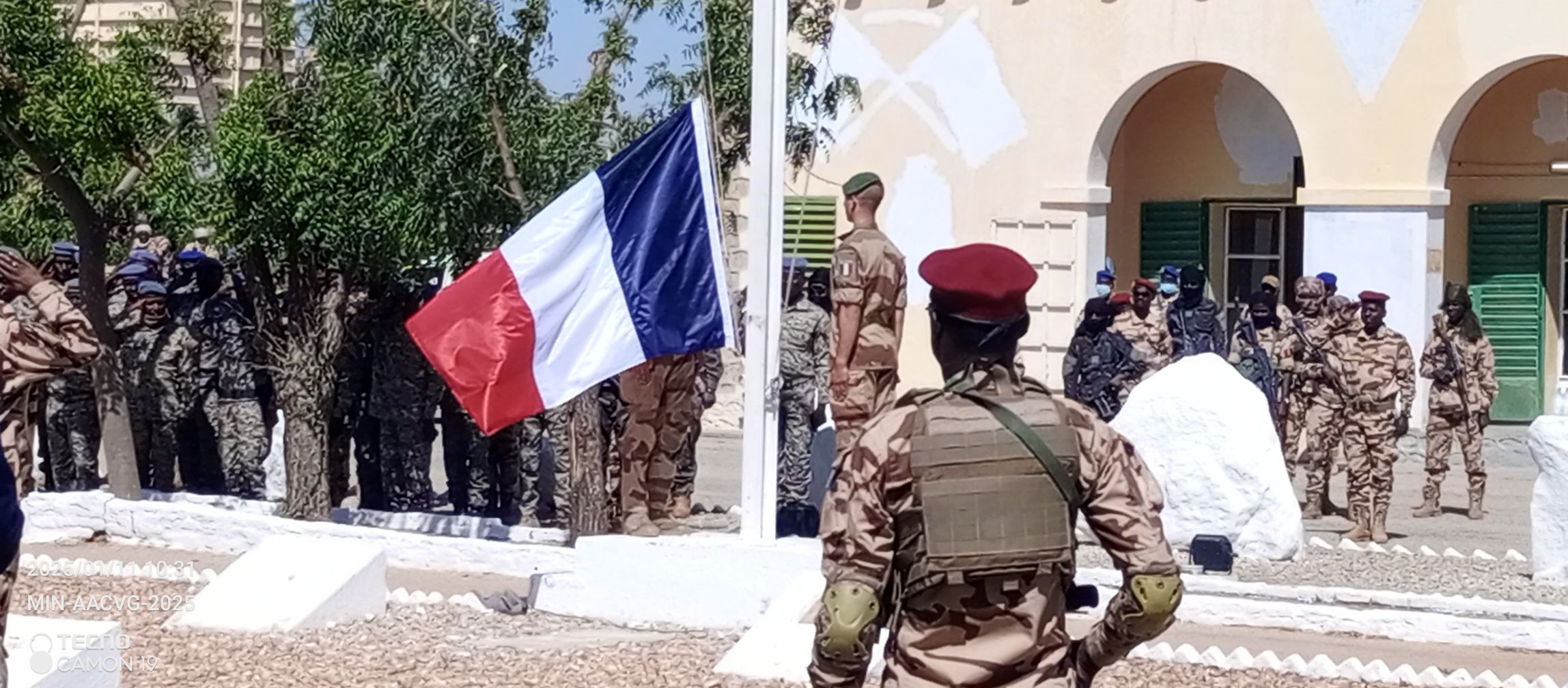 Tchad : Le drapeau français officiellement abaissé à la base militaire française d'Abeché liassant place au drapeau du Tchad Tchad : Le drapeau français officiellement abaissé à la base militaire française d'Abeché liassant place au drapeau du Tchad