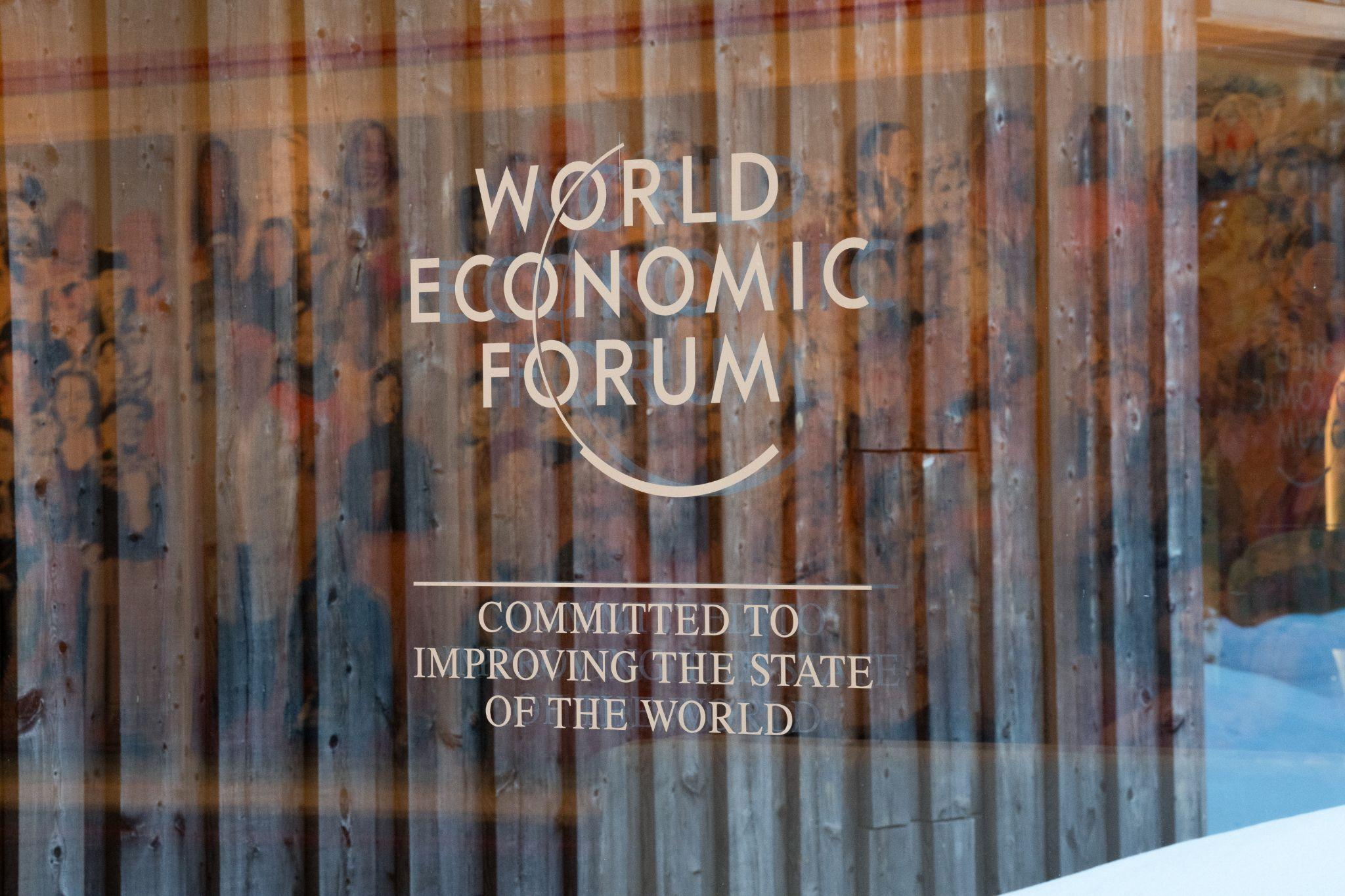 Logo et mission du WEF sur un mur du site de Davos. Photo : Forum économique mondial Logo et mission du WEF sur un mur du site de Davos. Photo : Forum économique mondial