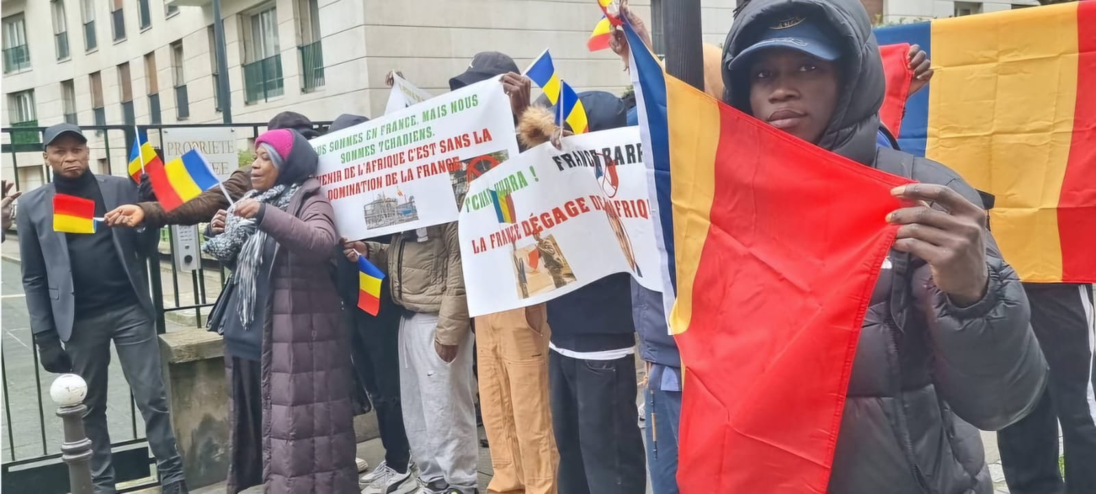 Manifestation à Paris  par la diaspora tchadienne en soutien au Maréchal Mahamat Déby : 37 manifestants arrêtés Manifestation à Paris  par la diaspora tchadienne en soutien au Maréchal Mahamat Déby : 37 manifestants arrêtés