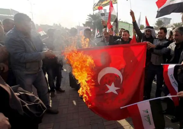 Les irakiens manifestent contre la présence des militaires turcs