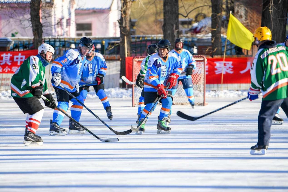 Seniors play hockey in Hulun Buir, north China's Inner Mongolia autonomous region, Dec. 11, 2024. (Photo by Wang Xiaobo/People's Daily Online)