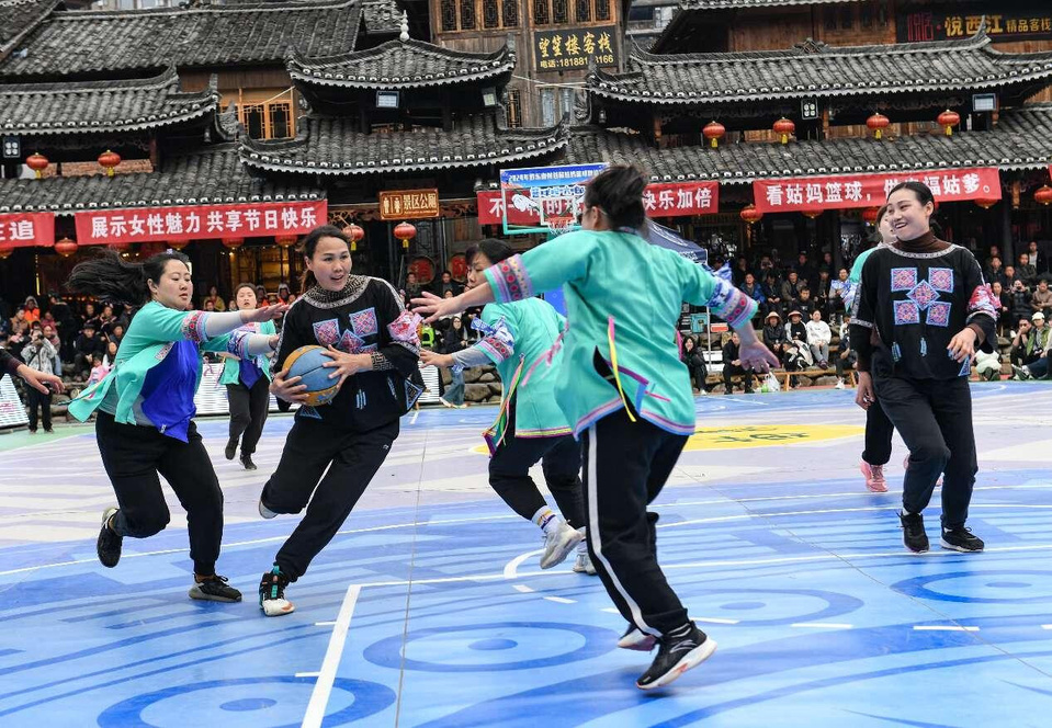 Women of the Miao ethnic group compete in a "Guma" Basketball Game in Leishan county, Qiandongnan Miao and Dong autonomous prefecture, southwest China's Guizhou province. (People's Daily Online/Chen Peiliang)