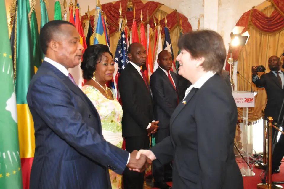 Poignée de main entre Denis Sassou N'Guesso et l'ambassadeur des USA